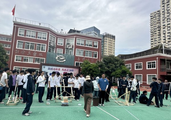 垒富优配 高中操场上，一场投石机大赛正在上演 | 学堂有名堂